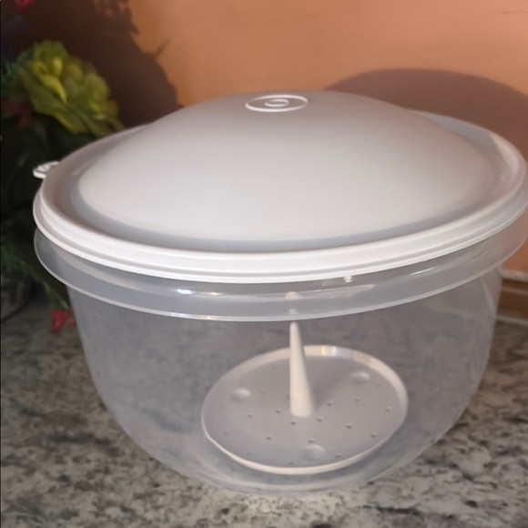 Clear and White Salad Spinner - Picture 4 of 5